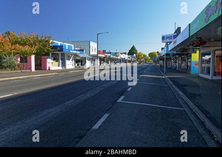 Motueka High Street, South Island, New Zealand, 28 marzo 2020: Empty High Street in Motueka Nuova Zelanda come imprese chiudono come risposta a Covid 19 Foto Stock