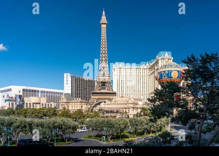 Il casino' parigino e il complesso alberghiero lungo la Strip a Las Vegas, Nevada, USA. Foto Stock