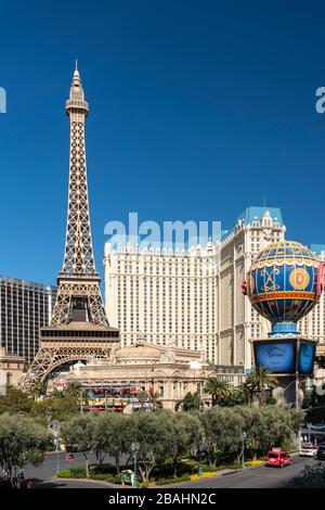 Il casino' parigino e il complesso alberghiero lungo la Strip a Las Vegas, Nevada, USA. Foto Stock