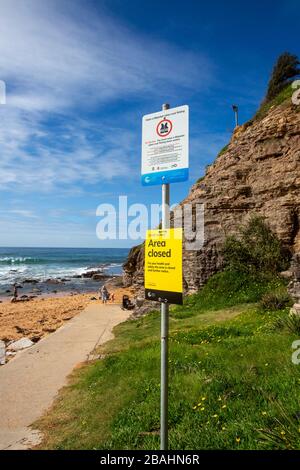 Sydney, Australia. Sabato 28 Marzo 2020. Avalon Beach mostra il cartello COVID-19 che informa che la piscina sulla spiaggia dell'oceano è stata chiusa fino a nuovo avviso. Credit Martin Berry/Alamy Live News Foto Stock