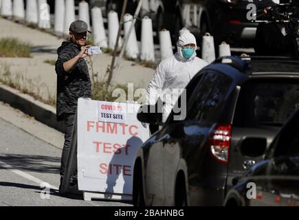 Los Angeles, Stati Uniti. 27 marzo 2020. La foto scattata il 27 marzo 2020 mostra un sito di test drive-through per coronavirus nel Parco Elysian di Los Angeles, negli Stati Uniti. Credit: Xinhua/Alamy Live News Foto Stock