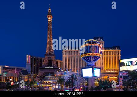 Il casino' parigino e il complesso alberghiero lungo la Strip a Las Vegas, Nevada, USA. Foto Stock