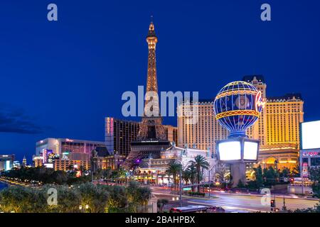 Il casino' parigino e il complesso alberghiero lungo la Strip a Las Vegas, Nevada, USA. Foto Stock