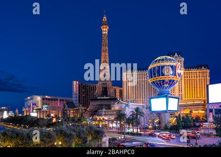 Il casino' parigino e il complesso alberghiero lungo la Strip a Las Vegas, Nevada, USA. Foto Stock