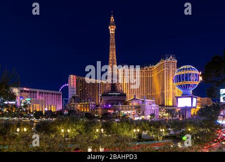 Il casino' parigino e il complesso alberghiero lungo la Strip a Las Vegas, Nevada, USA. Foto Stock