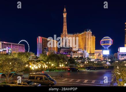 Il casino' parigino e il complesso alberghiero lungo la Strip a Las Vegas, Nevada, USA. Foto Stock