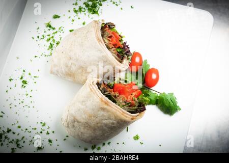 Una fresca e gustosa tacchino sul piatto bianco con contorno di prezzemolo tritato Foto Stock