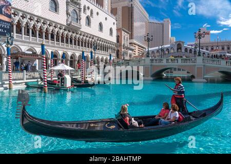 Il casinò veneziano e il complesso alberghiero lungo la Strip a Las Vegas, Nevada, USA. Foto Stock