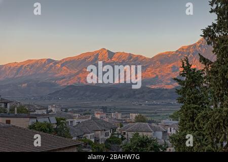 Gjere montagna al tramonto vista da Gjirokaster Albania Foto Stock