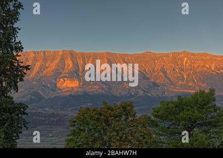 Gjere montagna al tramonto vista da Gjirokaster Albania Foto Stock