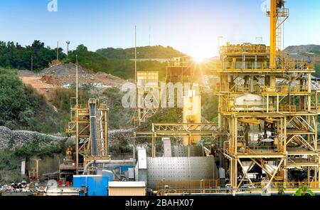 Impianto di lavorazione del minerale d'oro nell'area mineraria Foto Stock