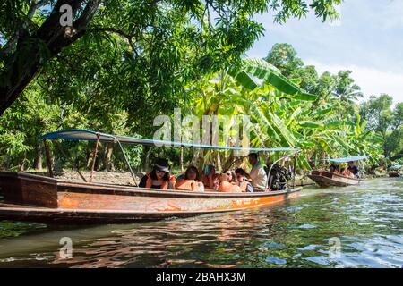 Ratchaburi, Thailandia - 31 dicembre 2019 : il mercato galleggiante Damnoen Saduak è il più popolare in Thailandia, situato a 100 km dal centro di Bangkok. Foto Stock