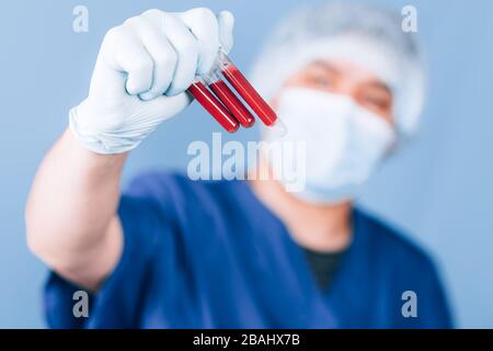 Medico tenendo il tubo di prova Foto Stock