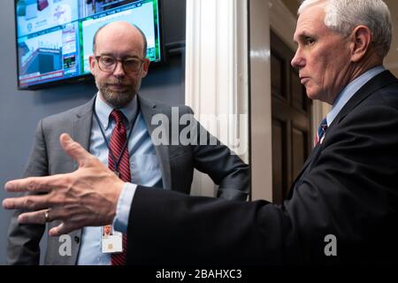 Washington, Stati Uniti d'America. 26 marzo 2020. Il Vice Presidente Mike Pence parla con il Direttore Generale dell'Ufficio di Gestione e bilancio Russell Vought della pandemia di coronavirus Giovedì, 26 marzo 2020, nel suo Ufficio West Wing della Casa Bianca persone: Il Vice Presidente Mike Pence, Russell Vought Credit: Storms Media Group/Alamy Live News Foto Stock