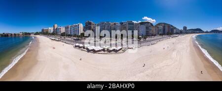 Super ampio panorama aereo vicino alla spiaggia vuota di Copacabana e viale a causa dello scoppio del mondo e misure precauzionali riguardo il virus COVID-19 Foto Stock