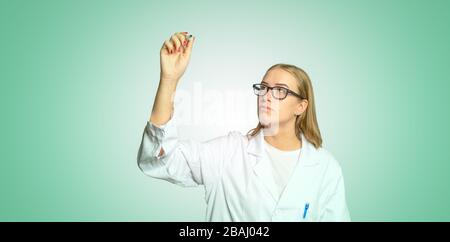 una donna con una penna scrive su un tavolo immaginario Foto Stock