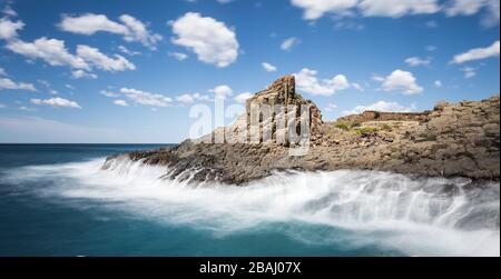 Spettacolare stagione al Bombo Quarry vicino a Kiama sulla costa meridionale del nuovo Galles del Sud. Foto Stock