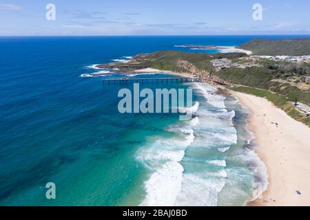 Catherine Hille Bay veduta aerea dello storico villaggio di mare precedente un avamposto di estrazione del carbone ora una parte molto amata della costa centrale di NSW Austr Foto Stock