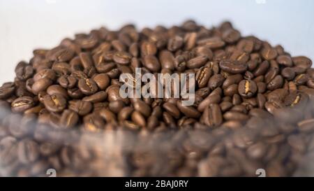 Isolato primo piano di chicchi di caffè arrostiti freschi Foto Stock