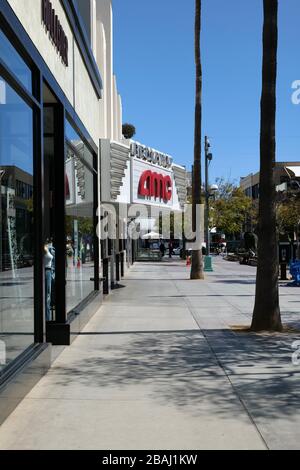 Santa Monica, CA/USA - 21 marzo 2020: AMC Theatre sulla deserta Third Street Promenade è chiuso durante la quarantena del coronavirus Foto Stock