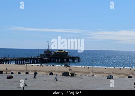 Santa Monica, CA/USA - 21 marzo 2020: Santa Monica Pier, l'attrazione turistica più popolare della città è chiusa durante il coronavirus Foto Stock