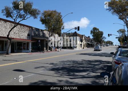 Laguna Beach, CA/USA - 23 marzo 2020: Pacific Coast Highway quasi abbandonato a Laguna Beach durante la chiusura del coronavirus Foto Stock