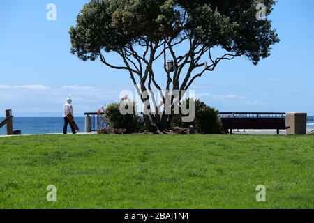 Laguna Beach, CA/USA - 23 marzo 2020: Un bagnino pattuglia la spiaggia recintata a Laguna Beach per imporre la chiusura COVID-19 Foto Stock