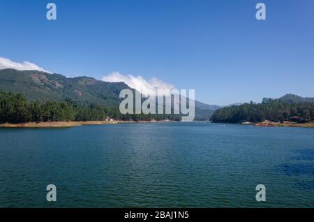 Bella vista del lago di Mattupetty vicino a Mattupetty Dam sulla strada per Top Station, Munnar, Kerala, India Foto Stock