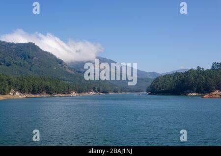 Bella vista del lago di Mattupetty vicino a Mattupetty Dam sulla strada per Top Station, Munnar, Kerala, India Foto Stock