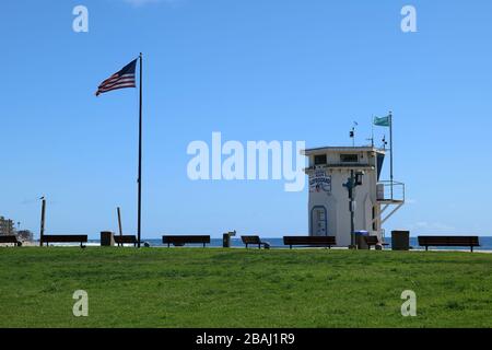 Laguna Beach, CA/USA - 23 marzo 2020: Panchine vuote si affacciano sull'oceano a Laguna Beach mentre sono chiuse a causa della quarantena COVID-19. Foto Stock