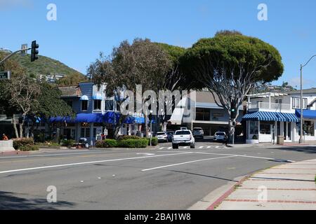 Laguna Beach, CA/USA - 23 marzo 2020: Normalmente affollata Pacific Coast Highway a Laguna Beach è deserta durante la quarantena del coronavirus Foto Stock