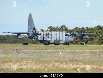 La 106th Rescue Wing della Guardia Nazionale aerea di New York accoglie con favore l'arrivo del suo terzo nuovo HC-130J Combat King II, 6 giugno 2019, alla Francis S. Gabreski Air National Guard base di Westhampton, N.Y. Airmen dal 106 RQW ha volato la HC-130J, Ufficialmente conosciuto come Aircraft 16-5873 dallo stabilimento di Lockheed Martin a Marietta, Georgia per la base. (STATI UNITI Foto della Guardia Nazionale aerea di Airman prima Classe Kevin J. Donaldson) Foto Stock