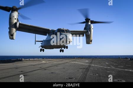 200322-N-VP266-1110 RED SEA (22 marzo 2020) un MV-22B Osprey, attaccato al Cavaliere Blu di Marine Medium Tiltrotor Squadron (VMM) 365 (rinforzato), decollerà dal ponte di volo della nave di sbarco anfibia USS Oak Hill (LSD 51), 22 marzo 2020. Oak Hill, con il Bataan Amphibious Ready Group e con la 26a unità di spedizione marina (MEU) imbarcata, è dislocata nella 5th Fleet area di operazioni a sostegno di operazioni navali per garantire la stabilità e la sicurezza marittima nella regione centrale; Collegare il Mediterraneo e il Pacifico attraverso l'Oceano Indiano Occidentale e tre strategici Foto Stock