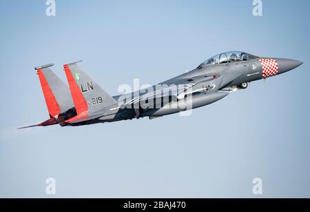 F-15E l'equipaggio dell'Eagle Strike è stato assegnato al 494° lancio di Fighter Squadron per una sortie di allenamento il 27 marzo 2020 presso la Royal Air Force Lakenheath, Inghilterra. Nonostante l'attuale crisi del COVID-19, la 48a Fighter Wing ha una missione critica di fornire energia aerea da combattimento, quando richiesto, che deve continuare. (STATI UNITI Air Force foto di Airman 1a Classe Madeline Herzog) Foto Stock