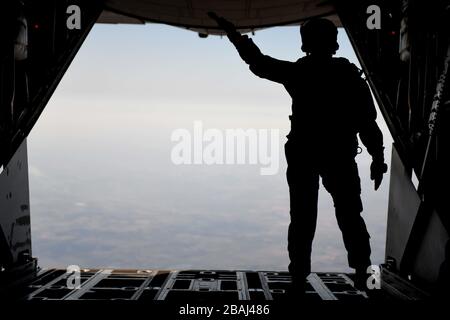 Un operatore di tattiche speciali delle forze aeree statunitensi assegnato al 321esimo Squadron di tattiche speciali delle forze aeree degli Stati Uniti, 352d Special Operations Wing, basato su RAF Mildenhall, Regno Unito, si prepara a condurre una caduta libera militare da un MC-130J Commando II durante un'operazione aerea il 25 marzo 2020. La caduta libera militare consente ai membri della SOF di mantenere la disponibilità a sostenere i nostri alleati e partner della NATO. (STATI UNITI Air Force foto di staff Sgt. Lexie West) Foto Stock