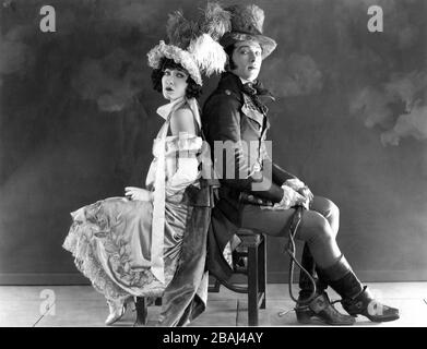 GLORIA SWANSON e RUDOLPH VALENTINO Pubblicità Ritratto per OLTRE LE ROCCE 1922 regista SAM WOOOOD romanzo ELINOR GLYN giocatori famosi - Lasky Corporation / Paramount Pictures Foto Stock