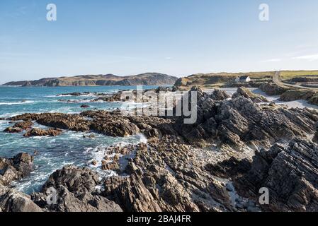 Rocce sulla riva del mare a bassa marea nella Contea di Donegal Irlanda Foto Stock