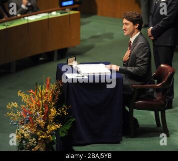 Manhattan, Stati Uniti d'America. 22 aprile 2016. NEW YORK, NY - APRILE 22: Il primo Ministro del Canada Justin Trudeau parla prima della firma dell'accordo di Parigi per il cambiamento climatico durante l'accordo di Parigi per il cambiamento climatico firmato alle Nazioni Unite il 22 aprile 2016 a New York City. People: Primo Ministro del Canada Justin Trudeau Credit: Storms Media Group/Alamy Live News Foto Stock