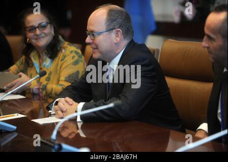 Manhattan, Stati Uniti d'America. 31 dicembre 2008. NEW YORK, STATI UNITI - OTTOBRE 24: Il Segretario Generale delle Nazioni Unite Ban Ki-moon scrolla le mani con il Principe di Monaco Alberto II durante un incontro presso la sede delle Nazioni Unite il 24 Ottobre 2016 a New York, Stati Uniti persone: Principe di Monaco Alberto II trasmissione Rif: MNC1 Foto Stock