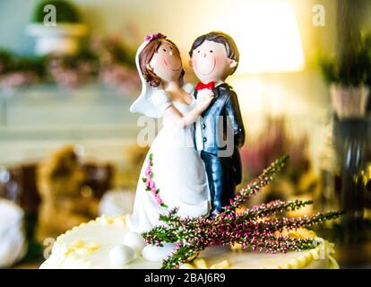 sposa e sposo per la deliziosa torta nuziale, piccole statuette Foto Stock