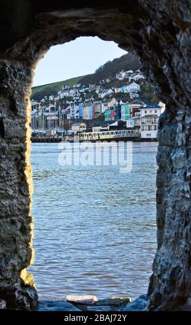 Kingswear attraverso il fiume Dart, visto attraverso le rovine di Bayard's Cove Fort, Devon, Inghilterra, Regno Unito. Foto Stock