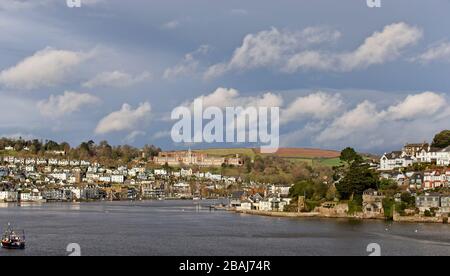 The River Dart con Dartmouth (sponda sinistra) e Kingswear (sponda destra), Devon, Inghilterra, Regno Unito. Foto Stock