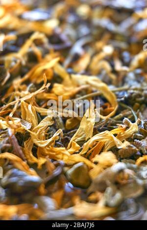 Tisana closeup. Multi colorato tisana essiccato foglie di fondo con fuoco selettivo. Immagine verticale. Foto Stock