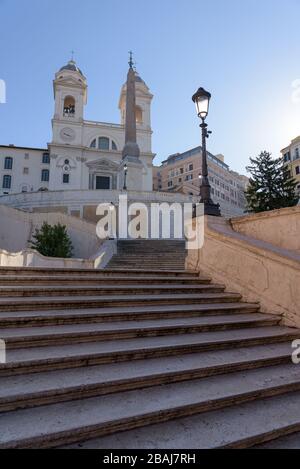 ROMA, ITALIA - 12 marzo 2020: Le famose Scalinata di Piazza di Spagna sono deserte, una rara vista a Roma, Italia. Oggi il governo italiano ha decretato una l. Nazionale Foto Stock