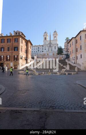 ROMA, ITALIA - 12 marzo 2020: La polizia applica le misure di confinamento a Piazza di Spagna, Roma, Italia. Oggi il governo italiano ha decretato una nazione Foto Stock