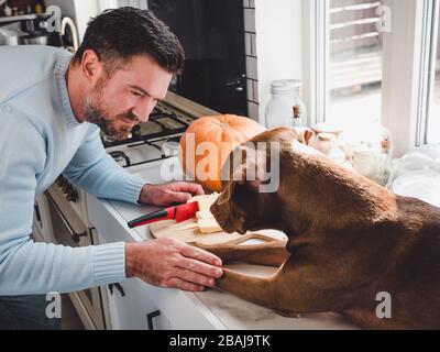 Bell'uomo e un adorabile, grazioso cucciolo Foto Stock