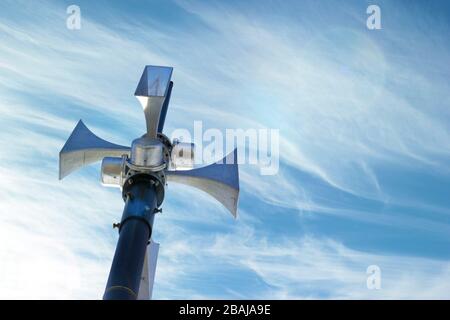 Altoparlanti del sistema Public Address, contro un cielo blu brillante, con spazio per il testo Foto Stock