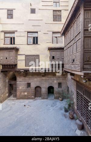 Facciata di epoca ottomana storica casa di Zeinab Khatoun con finestre in legno Oriel - Mashrabiya - situato nel quartiere di Azhar, il Cairo medievale, Egitto Foto Stock