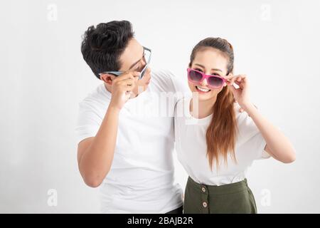 Giovane coppia allegra innamorata di occhiali che si abbracciano Foto Stock