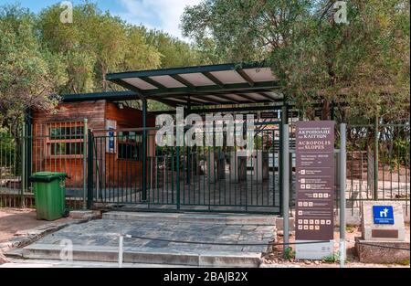 Atene / Grecia - 15 marzo 2020: L'ingresso all'Acropoli. Il luogo e il museo sono chiusi, a causa della paura di infezione da virus corona (sociale Foto Stock